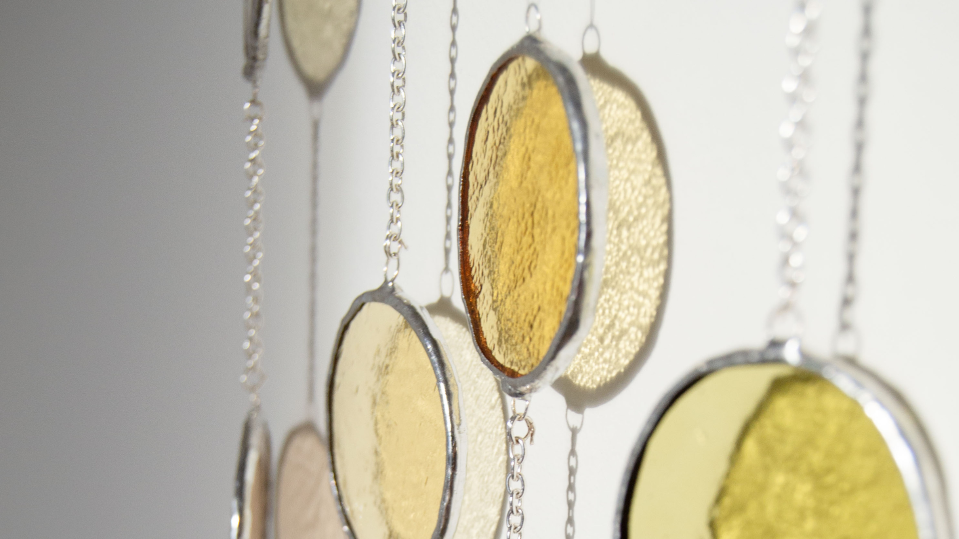 Bag kunstneren: Adela lader lyset forme sit univers